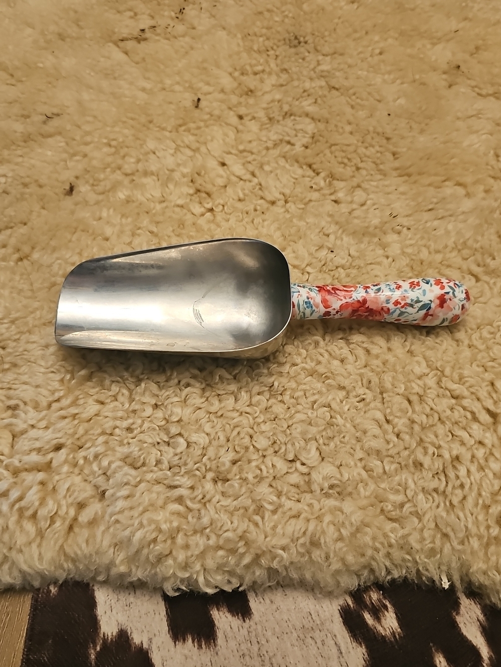 The Pioneer Woman Floral-Pattern Metal Scoop in White and Red